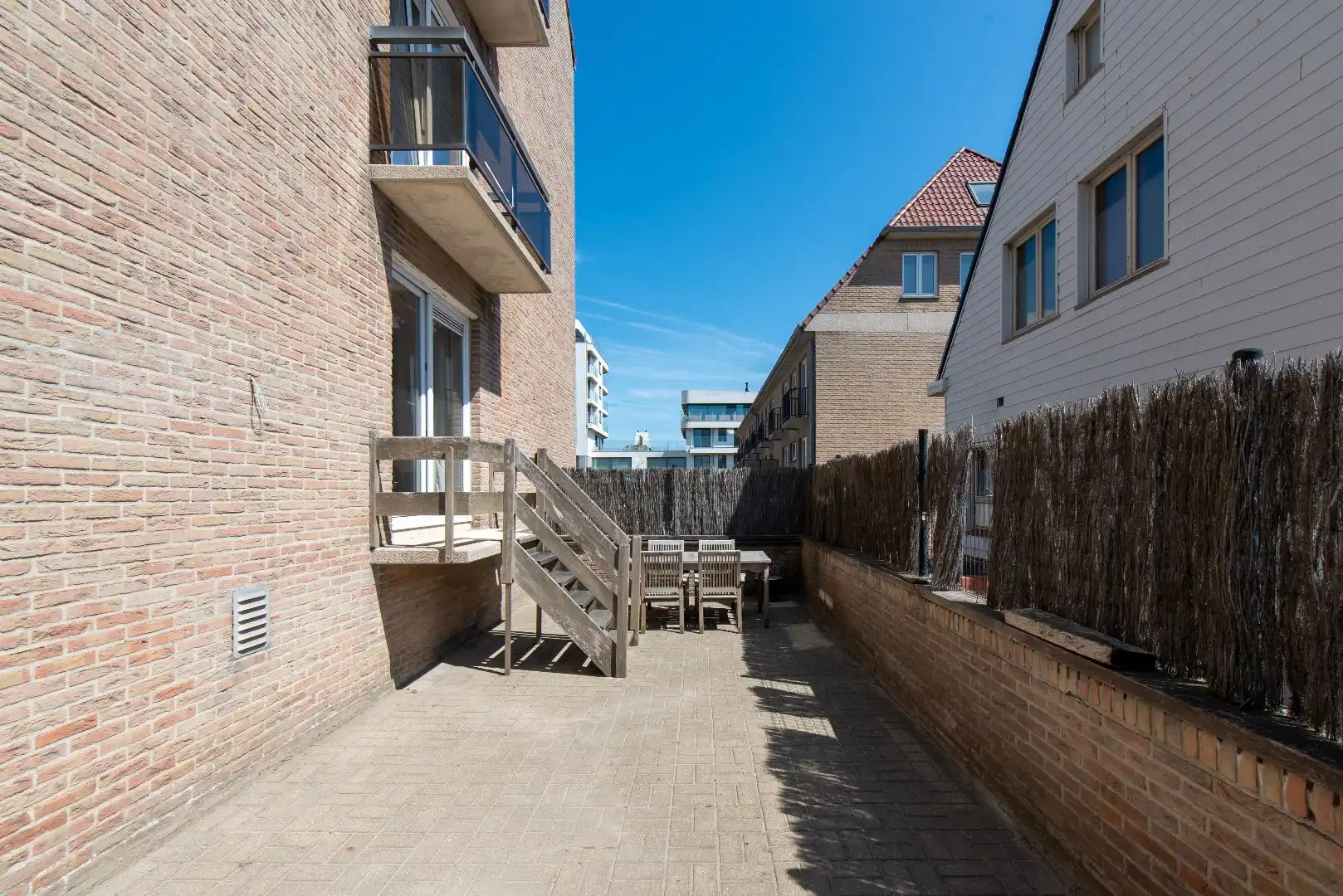 Hoofdfoto van de publicatie: Ruim en lichtrijk appartement in Raversijde – 3 slaapkamers & groot terras