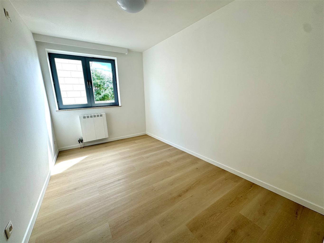 Gerenoveerd 2-slaapkamer appartement met terrasje op een toplocatie nabij de Markt van Maaseik. foto 6