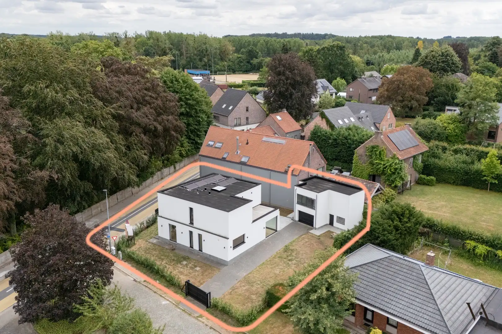 Recente en ruime vernieuwbouwwoning met bijgebouw in Korbeek-Lo foto {{pictureIndex}}