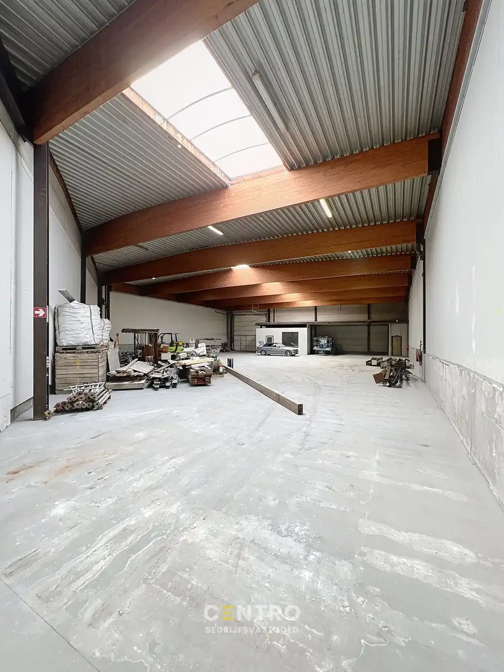 Instapklaar magazijn (± 700 m²) met automatische sectionaalpoort langs de N8 te Elverdinge (Ieper). Ambachten toegestaan ! foto 2