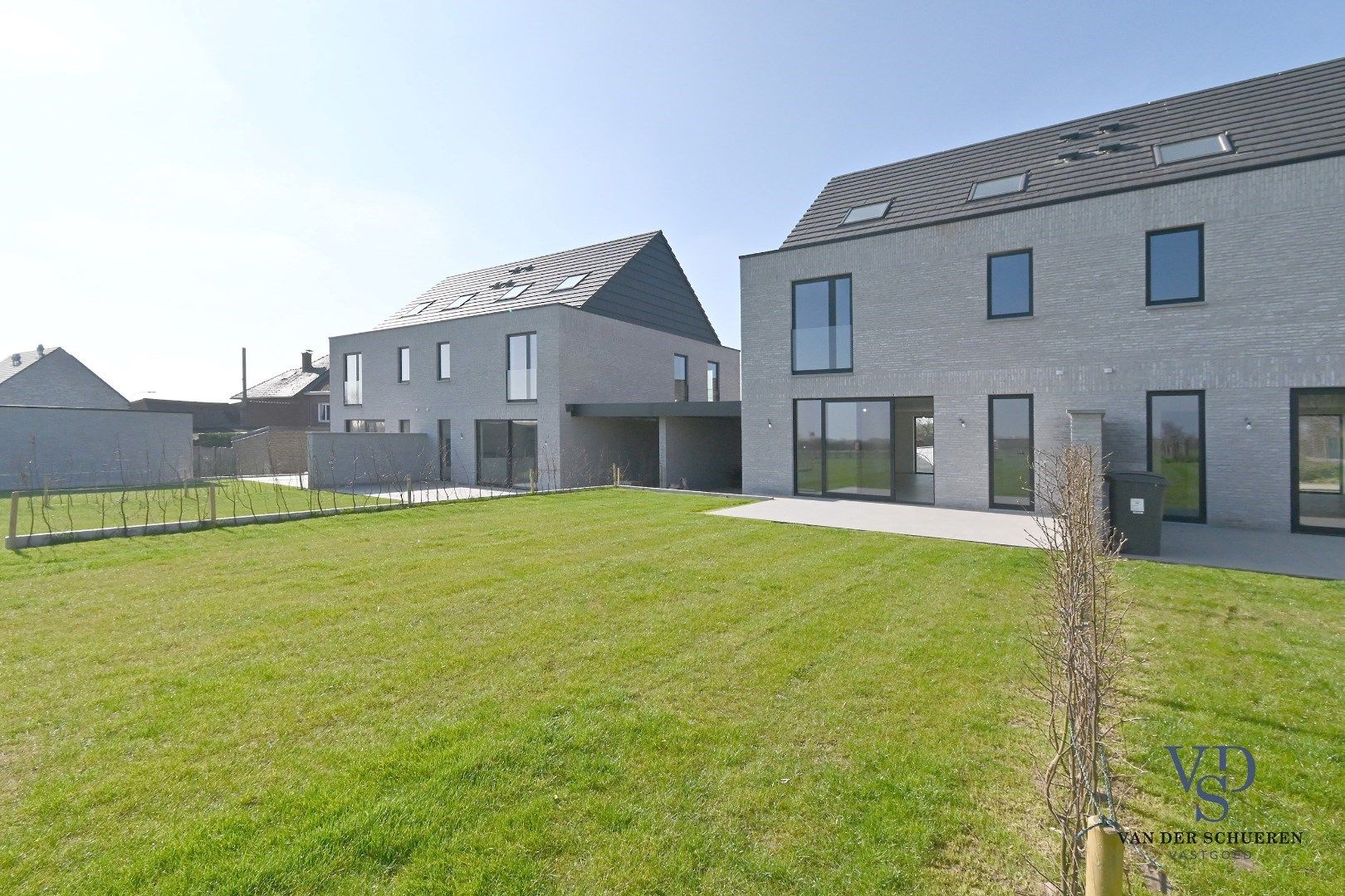 Half Open Bebouwing met buitenberging en carport foto 2