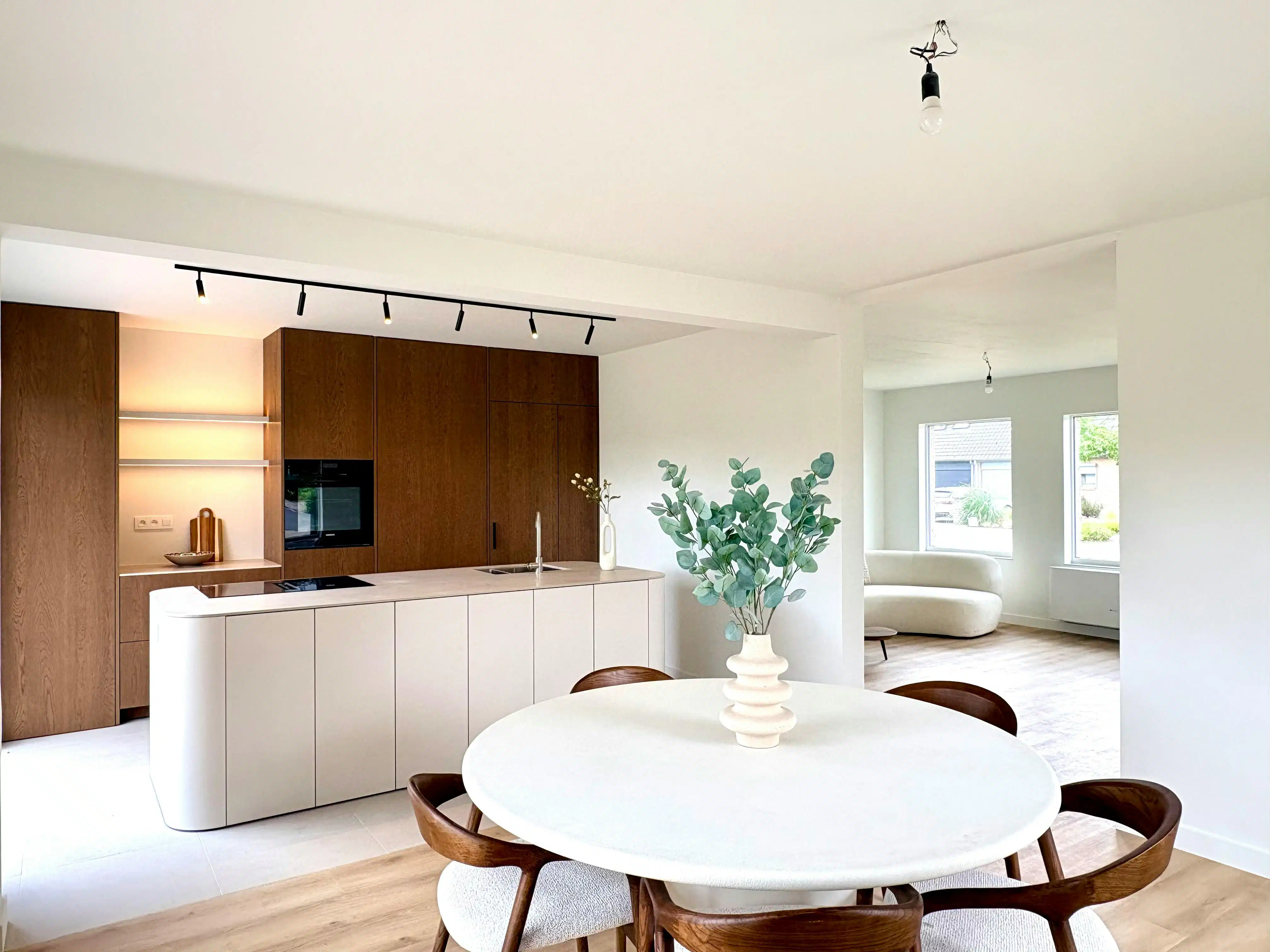 Recent gerenoveerd huis met 3 kamers te koop in Deerlijk foto {{pictureIndex}}