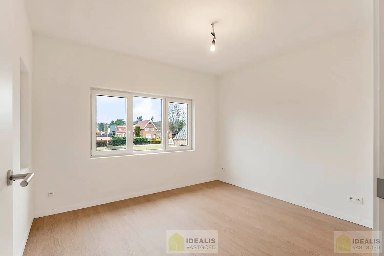 IDEALIS VASTGOED – Schitterend volledig vernieuwde woning met een heerlijke open leefruimte, luxe keuken, 3 ruime slaapkamers, twee badkamers én een ruime wasplaats! Dit heerlijke huis bevindt zich op een perceel van maar liefst 7a 94ca vlak bij het centrum van Eksel - EEN MUST VISIT! - foto 28