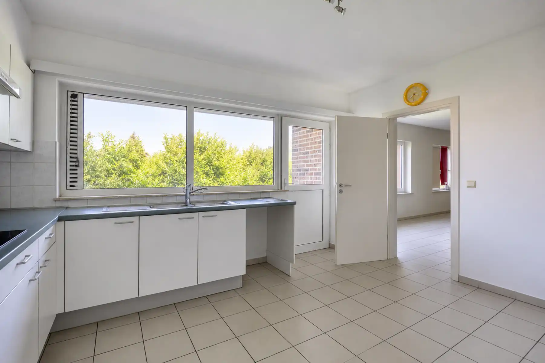 Ruim 2-slaapkamerappartement met terras en parking foto 3