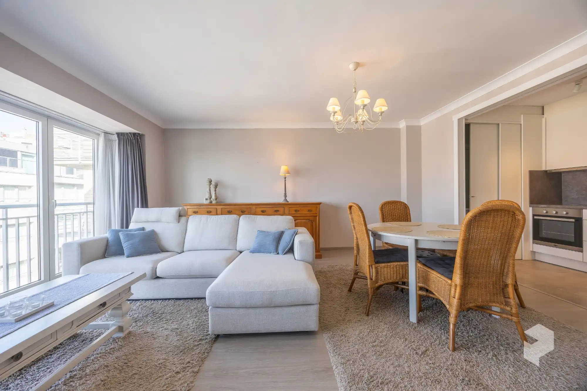 Goed gelegen ruim vernieuwd 2 slaapkamer appartement met terras en grote berging. foto 10