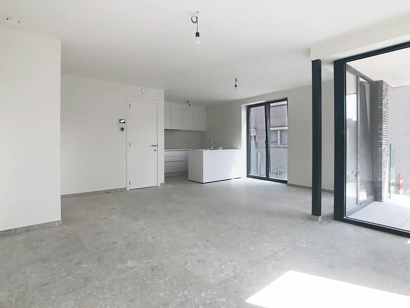 Lichtrijk hoekappartement in nieuwe residentie in centrum van Oostnieuwkerke foto {{pictureIndex}}