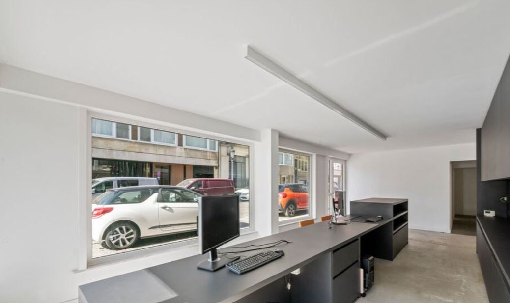 Commercieel topadres op één van de gezelligste pleinen van de kust! foto 2