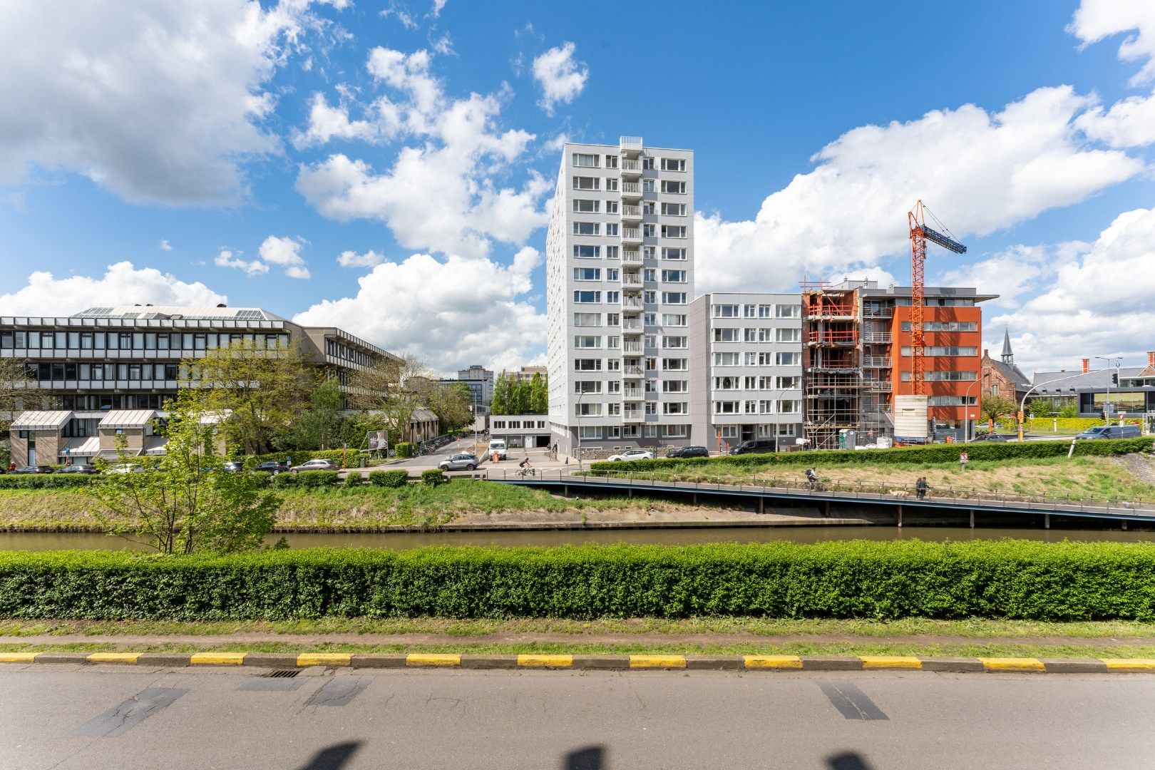 Recent & lichtrijk appartement (incl. autostaanplaats!) gelegen nabij de Bijloke site in Gent met zicht op de Leie.  foto 15