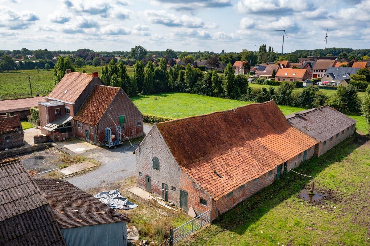 Nabij dorpskern gelegen hoeve te koop te Veldegem foto 10