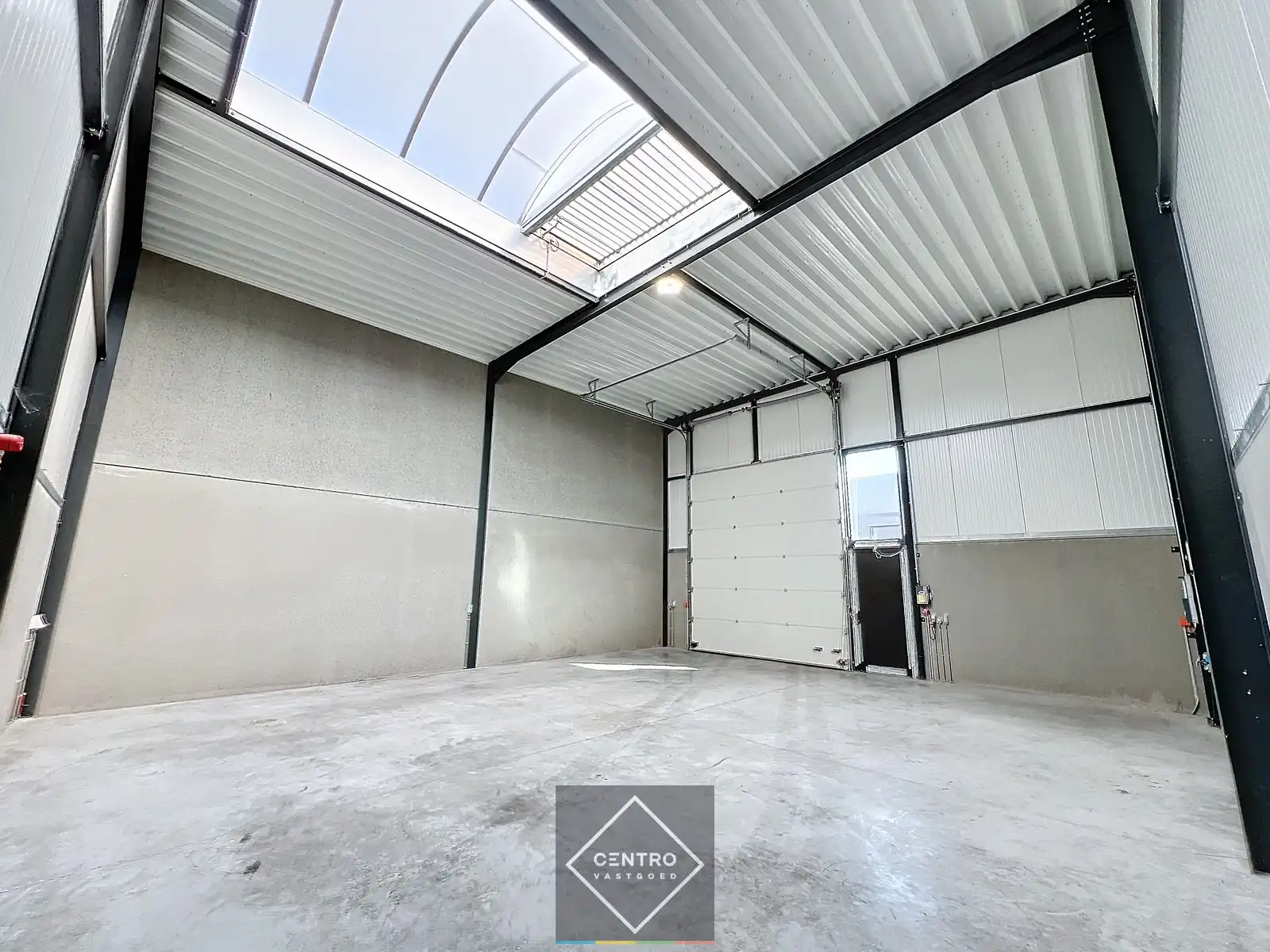 LOODS (132m²) voor OPSLAG inclusief private parkeerplaats voor de deur en vrije hoogte 6m op ambachtelijke zone te Ingelmunster. foto 6