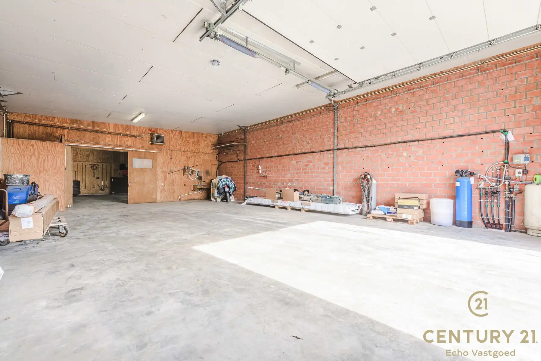 Unieke woning met magazijnen,  zwembad en conciergewoning foto 24