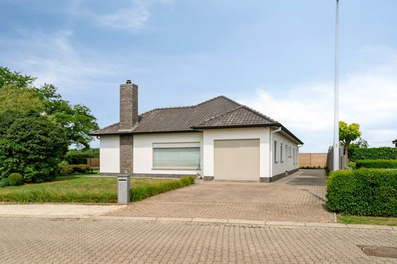Charmante gelijkvloerse woning met ruime tuin in rustige buurt TE KOOP in Wielsbeke! foto {{pictureIndex}}