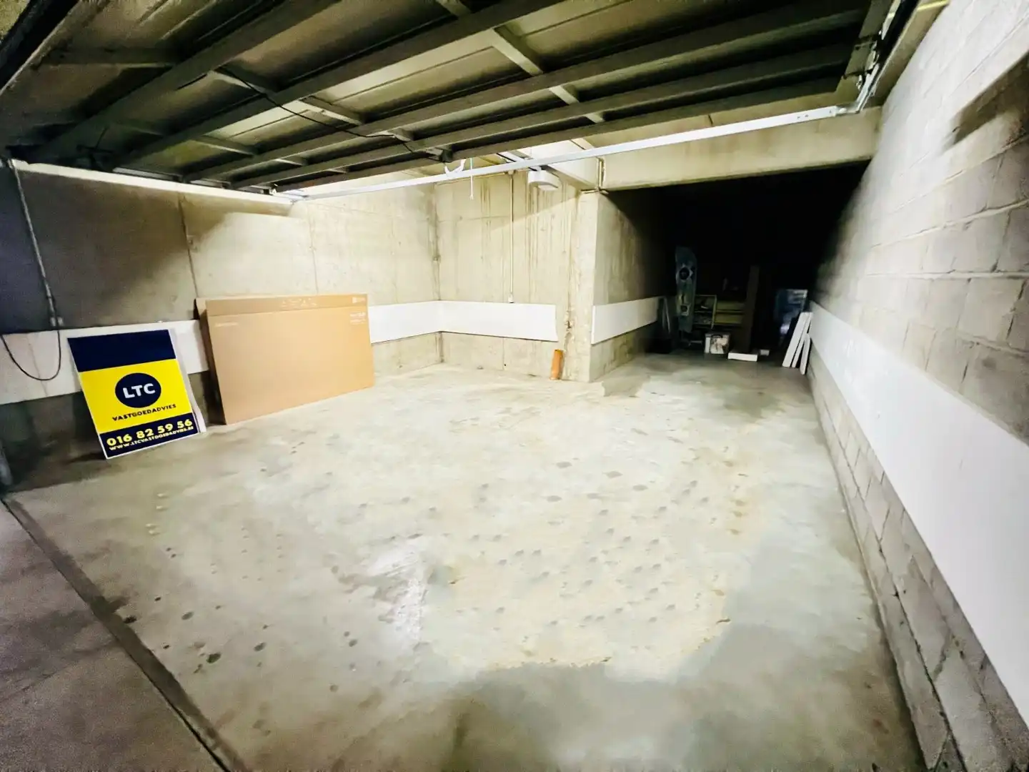 Ruime garage voor 3 auto's of 2 auto's en opslag op topligging foto 2