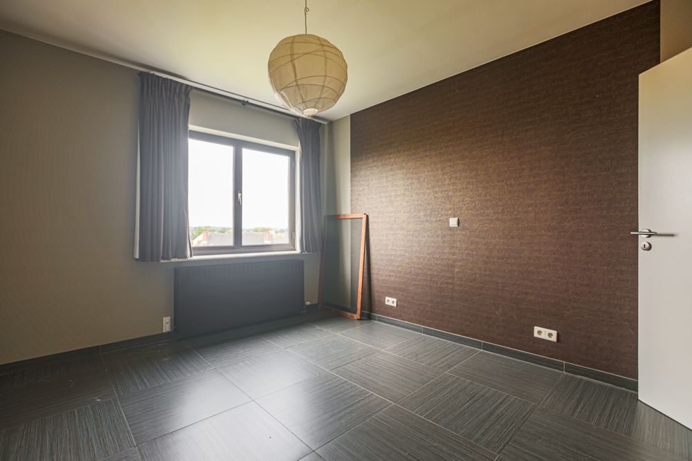 Vernieuwd 2 slaapkamer appartement met terras en garage foto 15