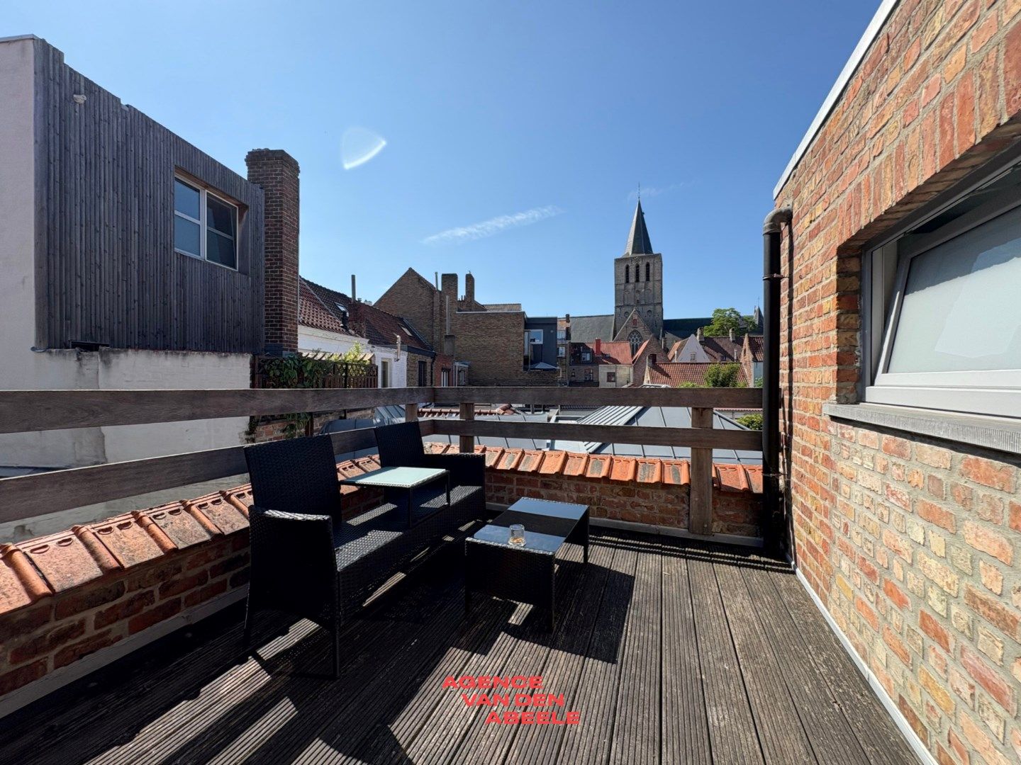 Vernieuwde rijwoning met zonnige terrassen foto 9