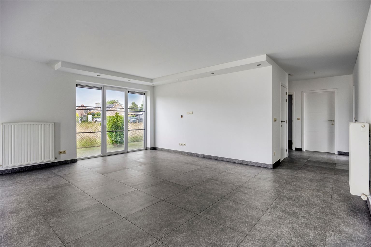 Instapklaar gelijkvloers appartement met 2 slaapkamers, ruime tuin en parkeergelegenheid op een rustige toplocatie in Opitter.  foto 3