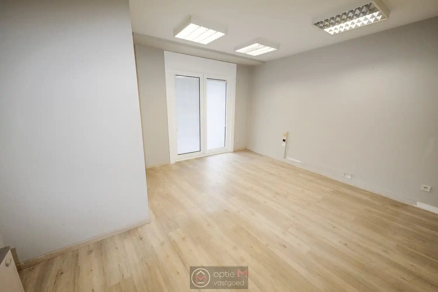 RUIM KANTOORGEBOUW OP TOPLIGGING IN BILZEN foto 8