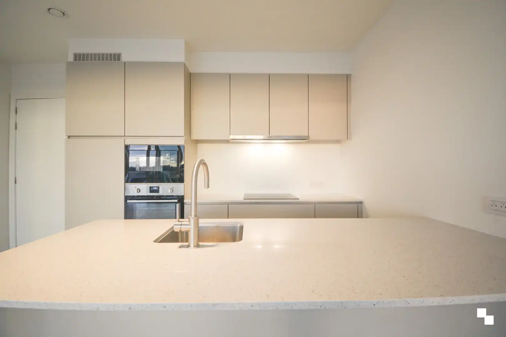 Modern nieuwbouwappartement met groot terras en mooi verzicht aan de rand van Hooglede foto 6