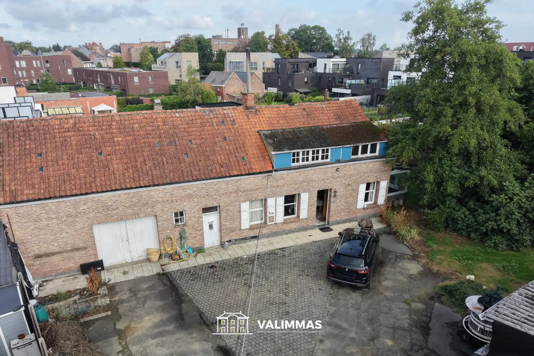Ruime, nog te renoveren hoeve met tuin, garage & bijgebouwen foto 9
