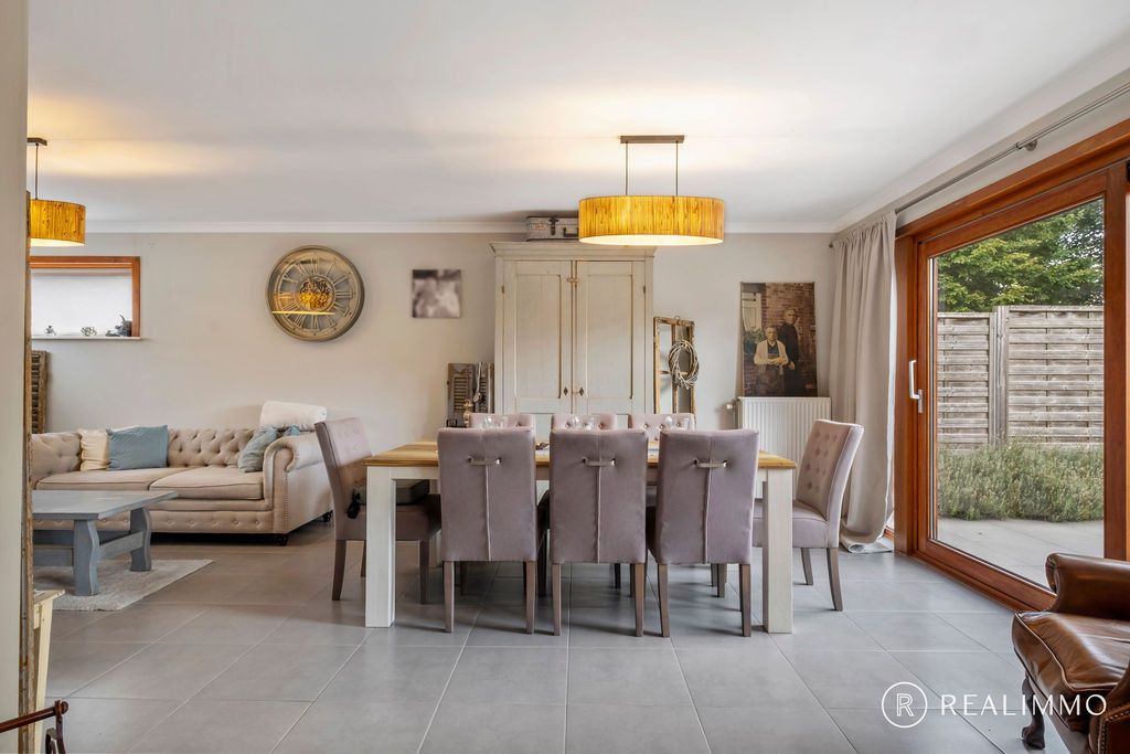 Recente halfopen woning in rustige straat! foto 6