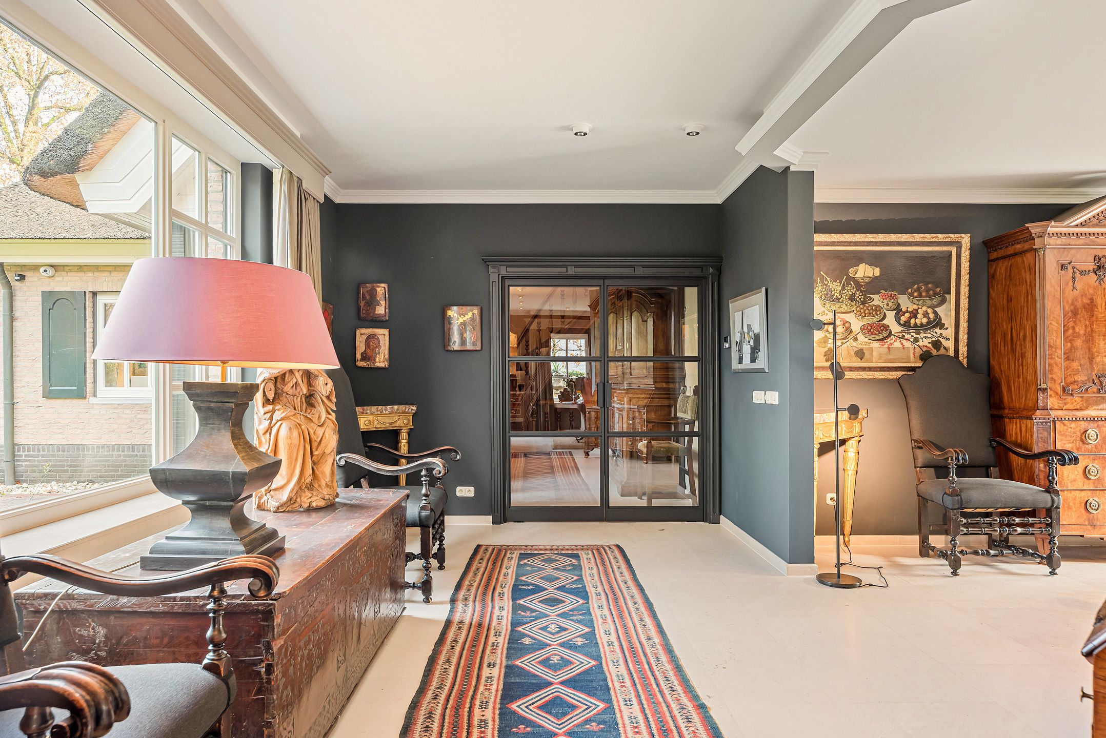 Rietgedekte villa met bijgebouw in Engelse stijl op 3.080m² foto 7