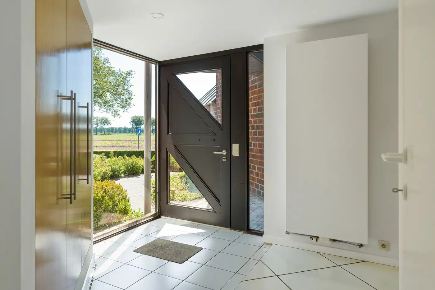 Top gelegen, ruime, vrijstaande woning met 3 slpk., garage en prachtige tuin foto 2