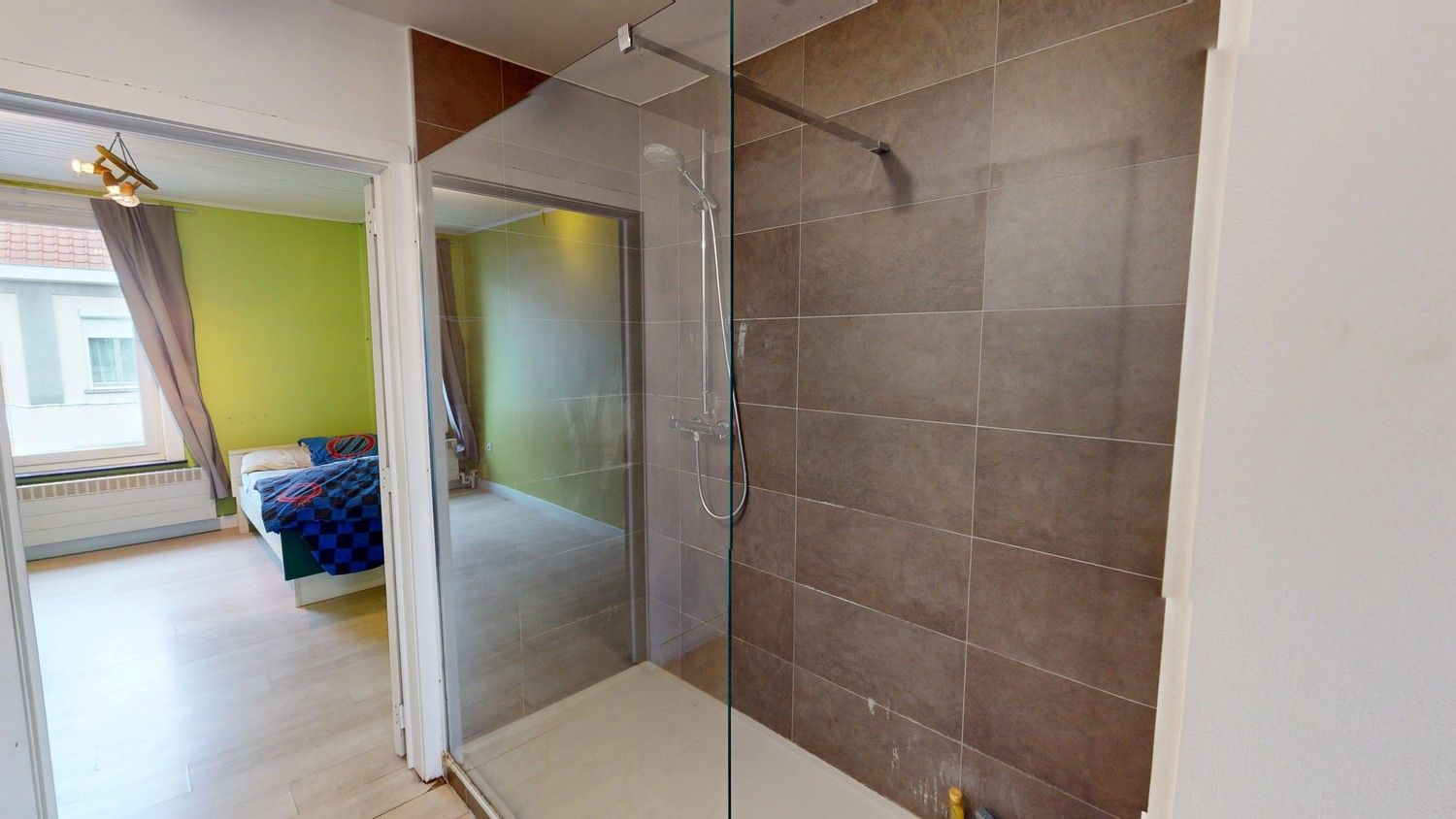 Ruime woning met 4 slaapkamers, mooie tuin en inpandige garage! foto 15