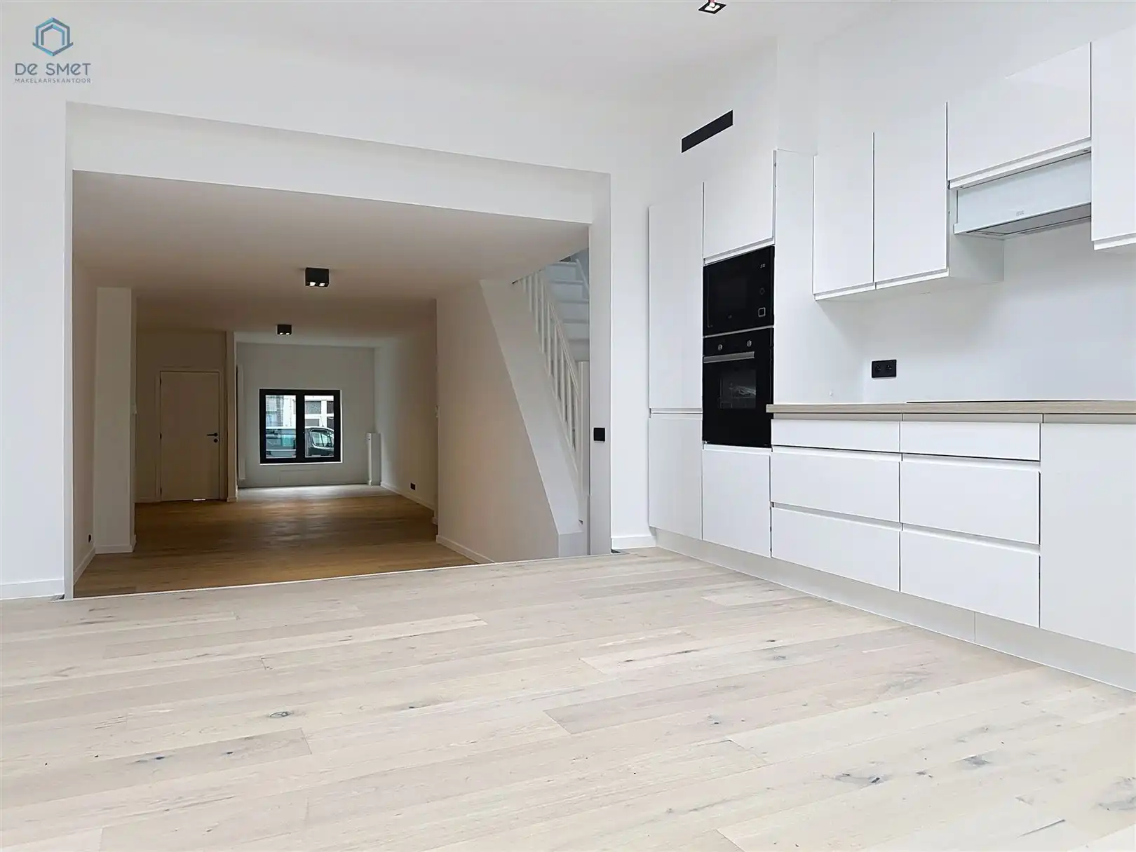 Prachtig gerenoveerde herenwoning met 5 slpks, 2 badkamers en tuin in het hart van Geraardsbergen foto {{pictureIndex}}