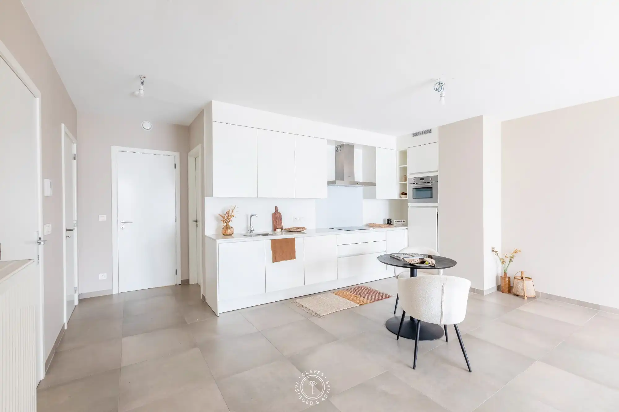 Instapklaar 2 slaapkamer appartement met groot terras foto 2