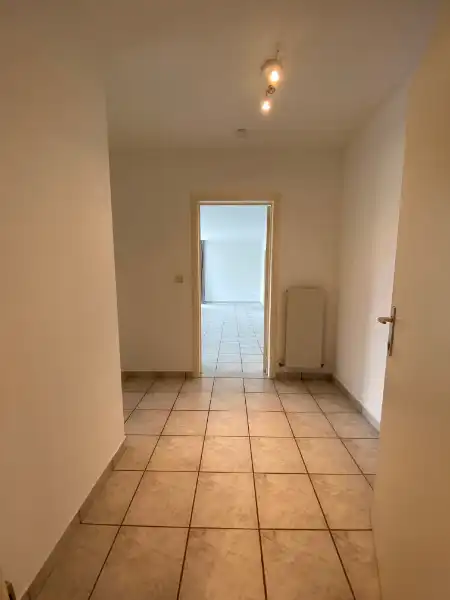 Gelijkvloers appartement met 2 slpks, terras en inpandige garage. foto 2