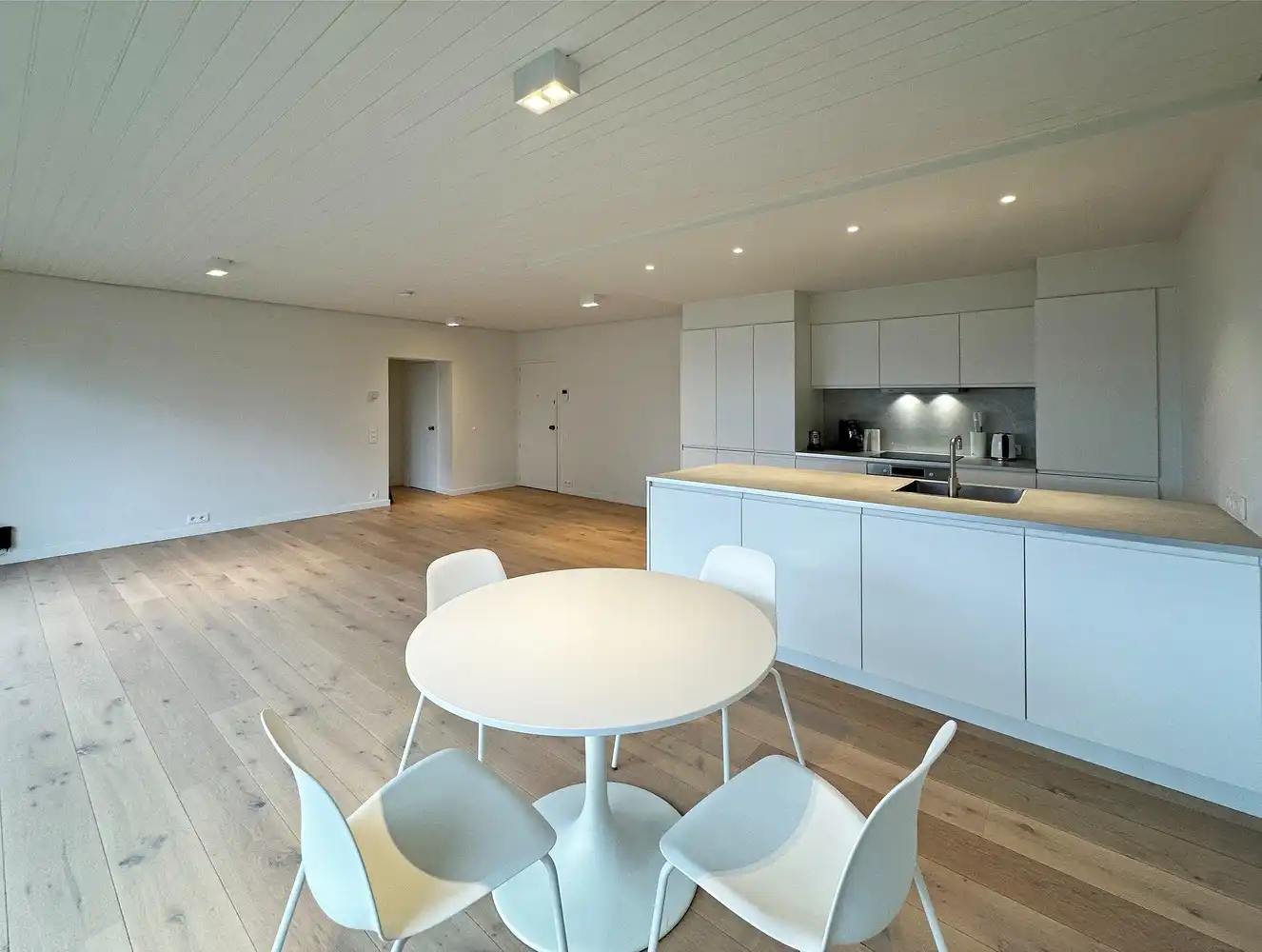 Gerenoveerd 1 slaapkamer appartement met groot terras te Berchem! foto 3