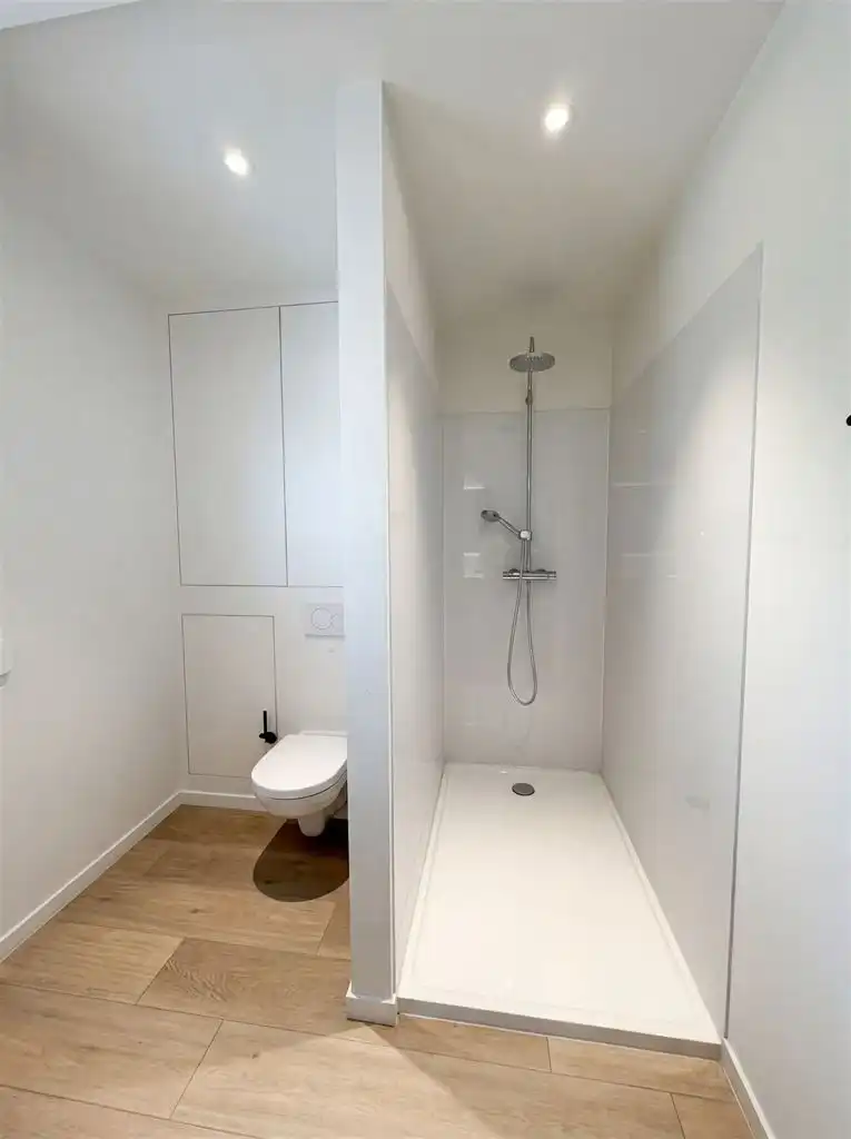 Luxe appartement voorzien van 4 slaapkamers, ruim terras, afgesloten garagebox en 2 autostaanplaatsen gelegen nabij het centrum van Maaseik. foto 14