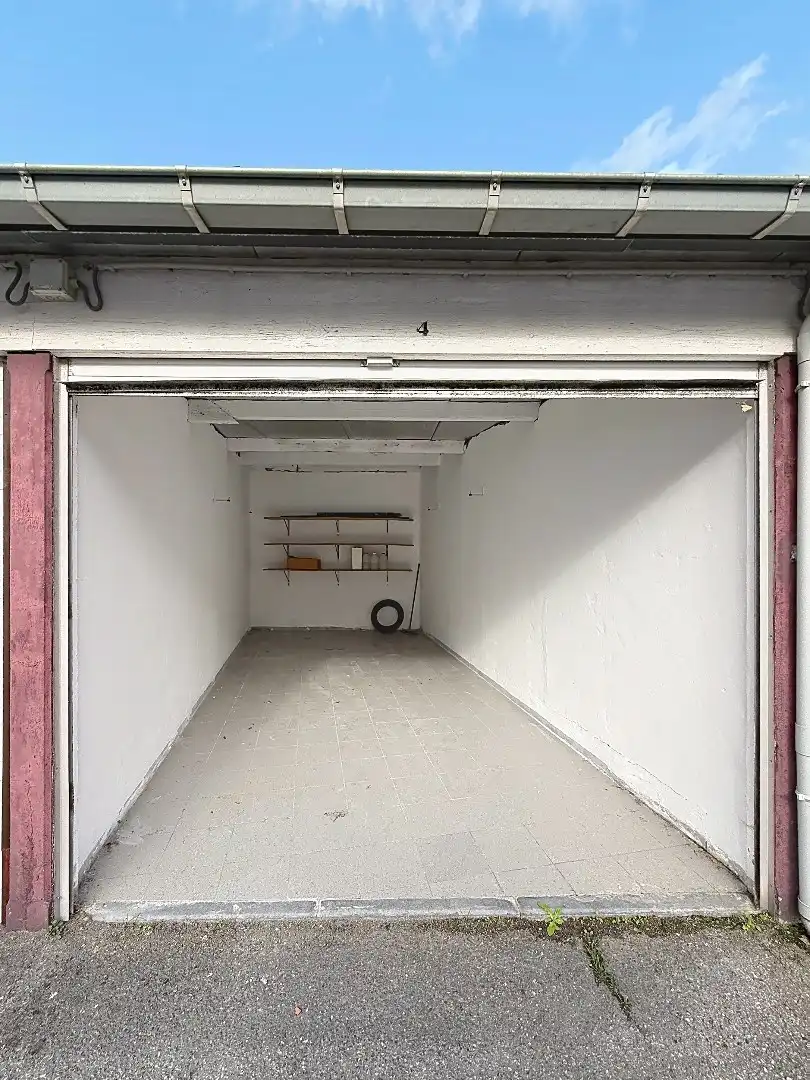 Gunstig gelegen ruime garagebox op wandelafstand van zee.  foto 2
