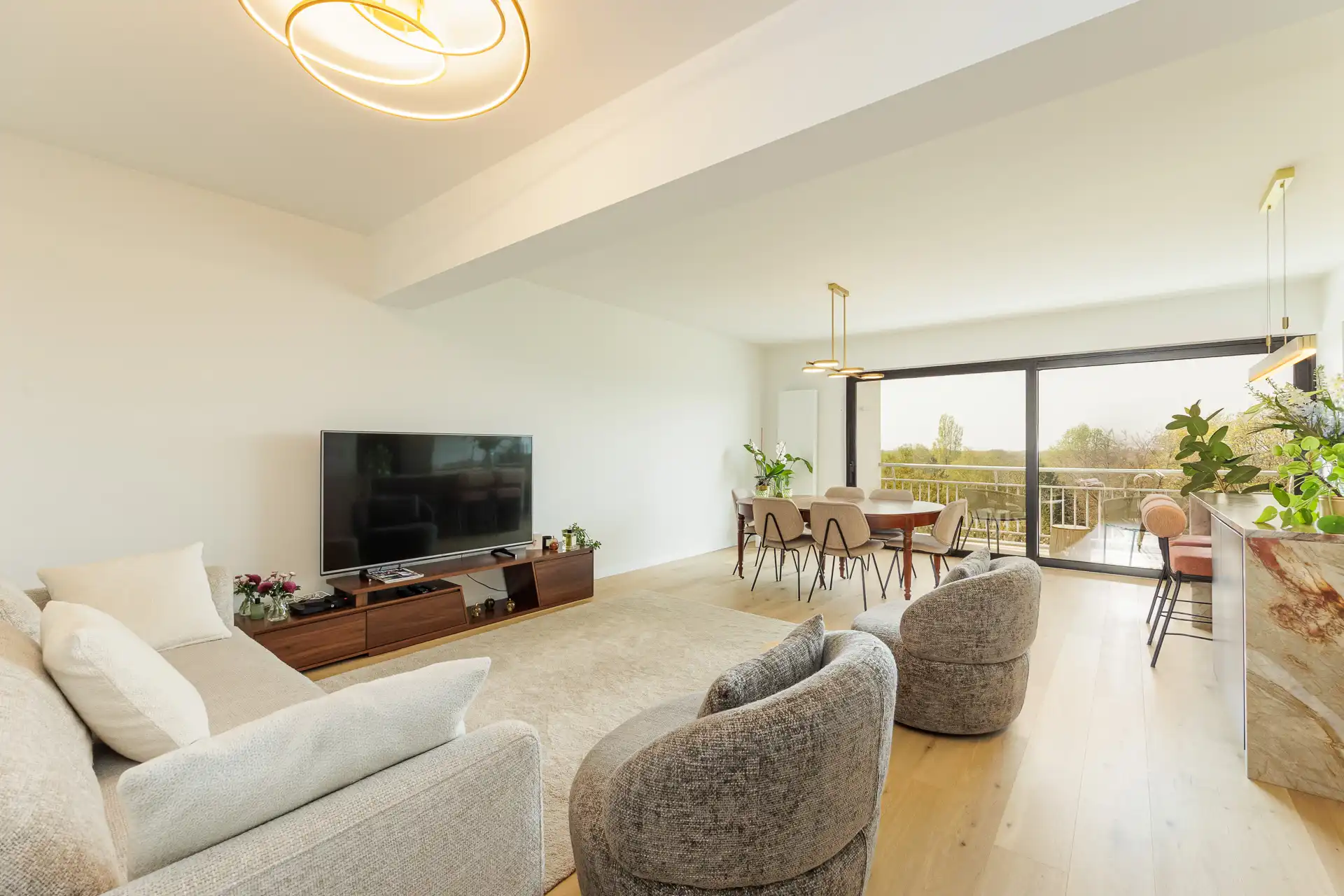 Lichtrijk en luxueus gerenoveerd met panoramisch groenzicht foto 18