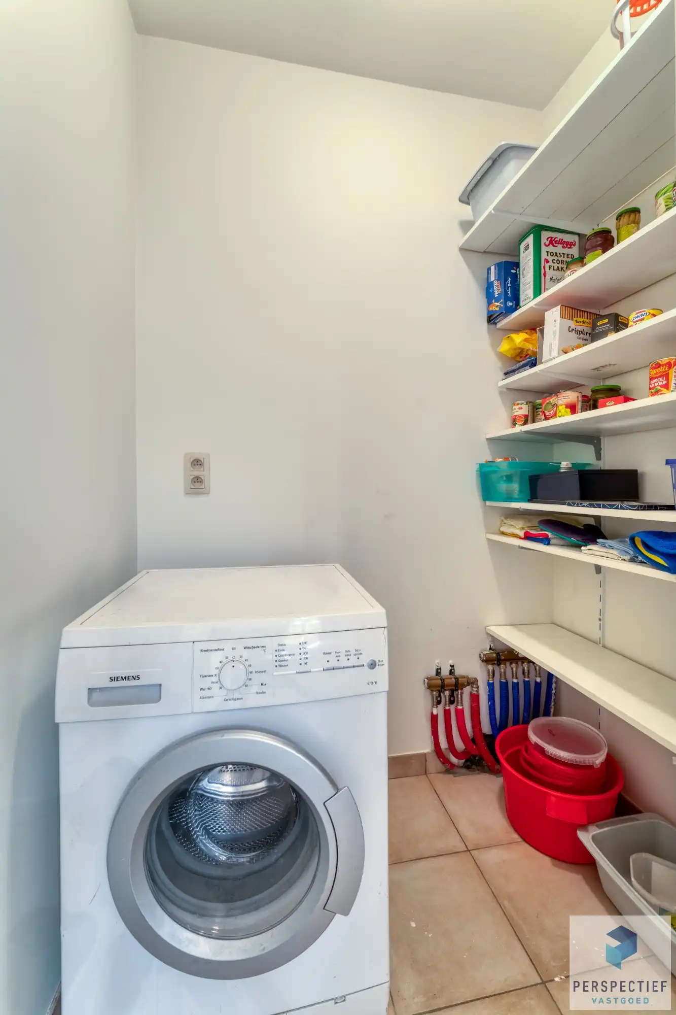 Goed gelegen ruim vernieuwd 2 slaapkamer appartement met grote berging en autostaanplaats foto 17