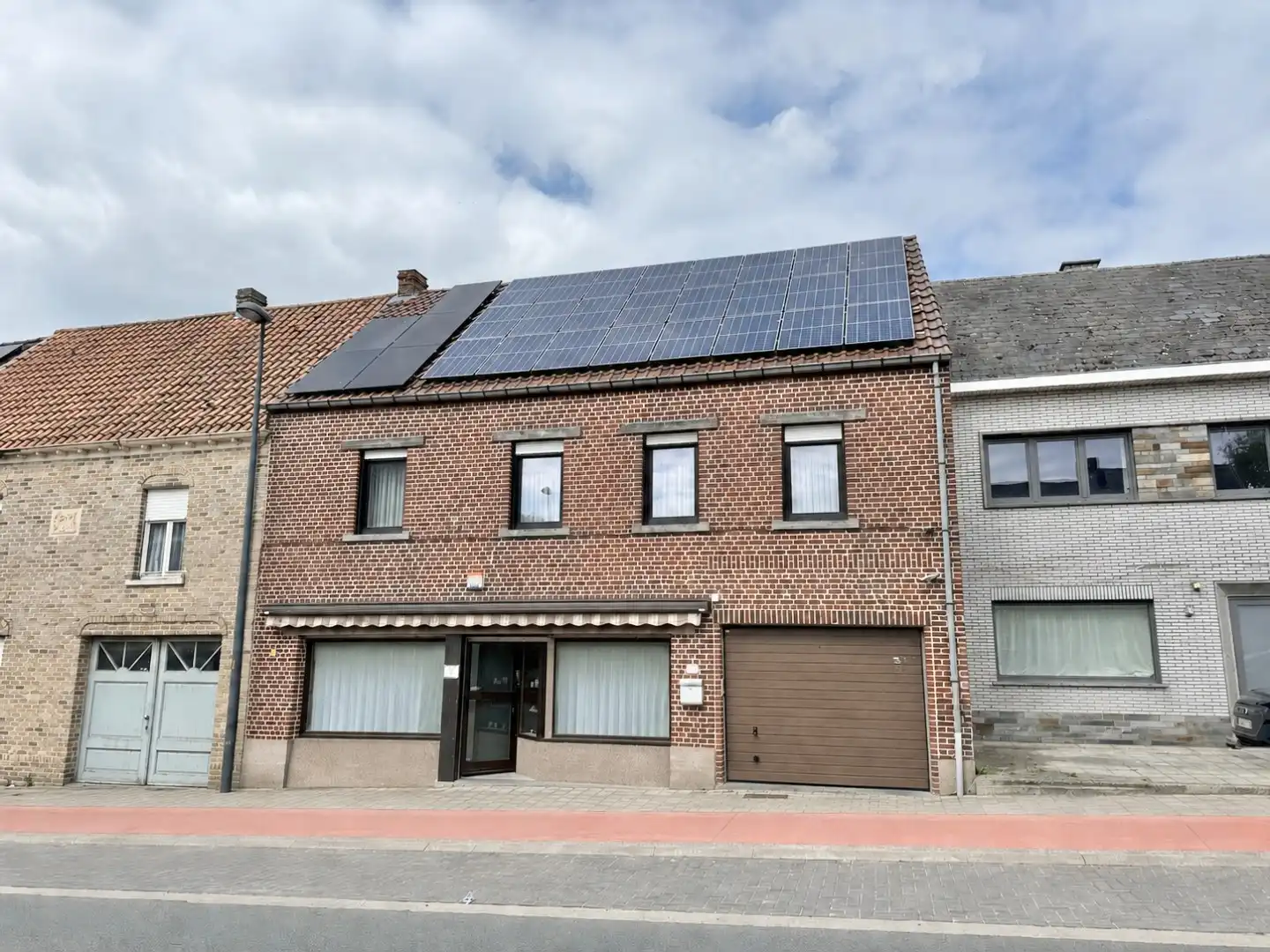 Hoofdfoto van de publicatie: Ruime woning met 4 slaapkamers en grote tuin in centrum Oordegem