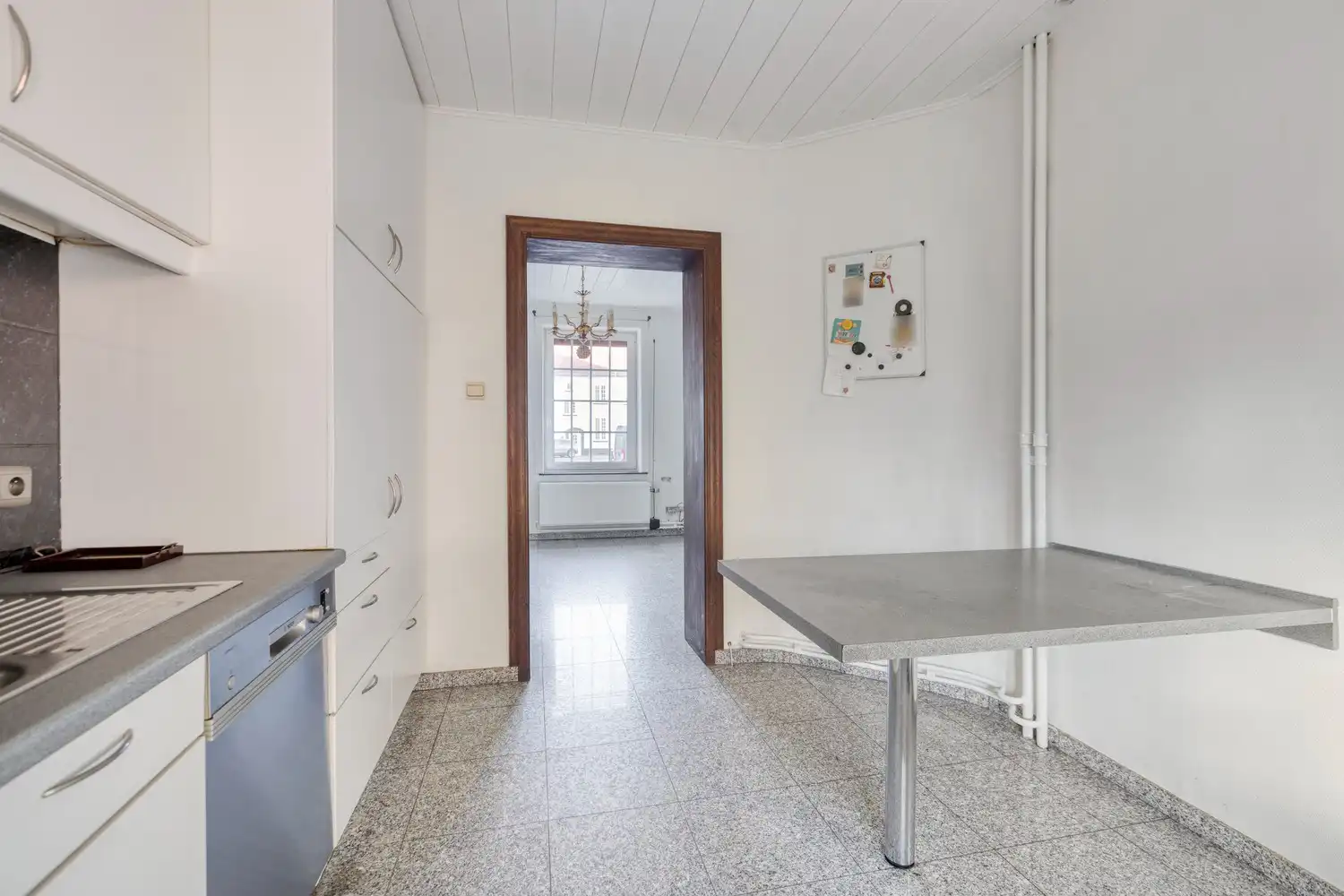 Te renoveren rijwoning met veel potentieel in hartje Genk foto 8