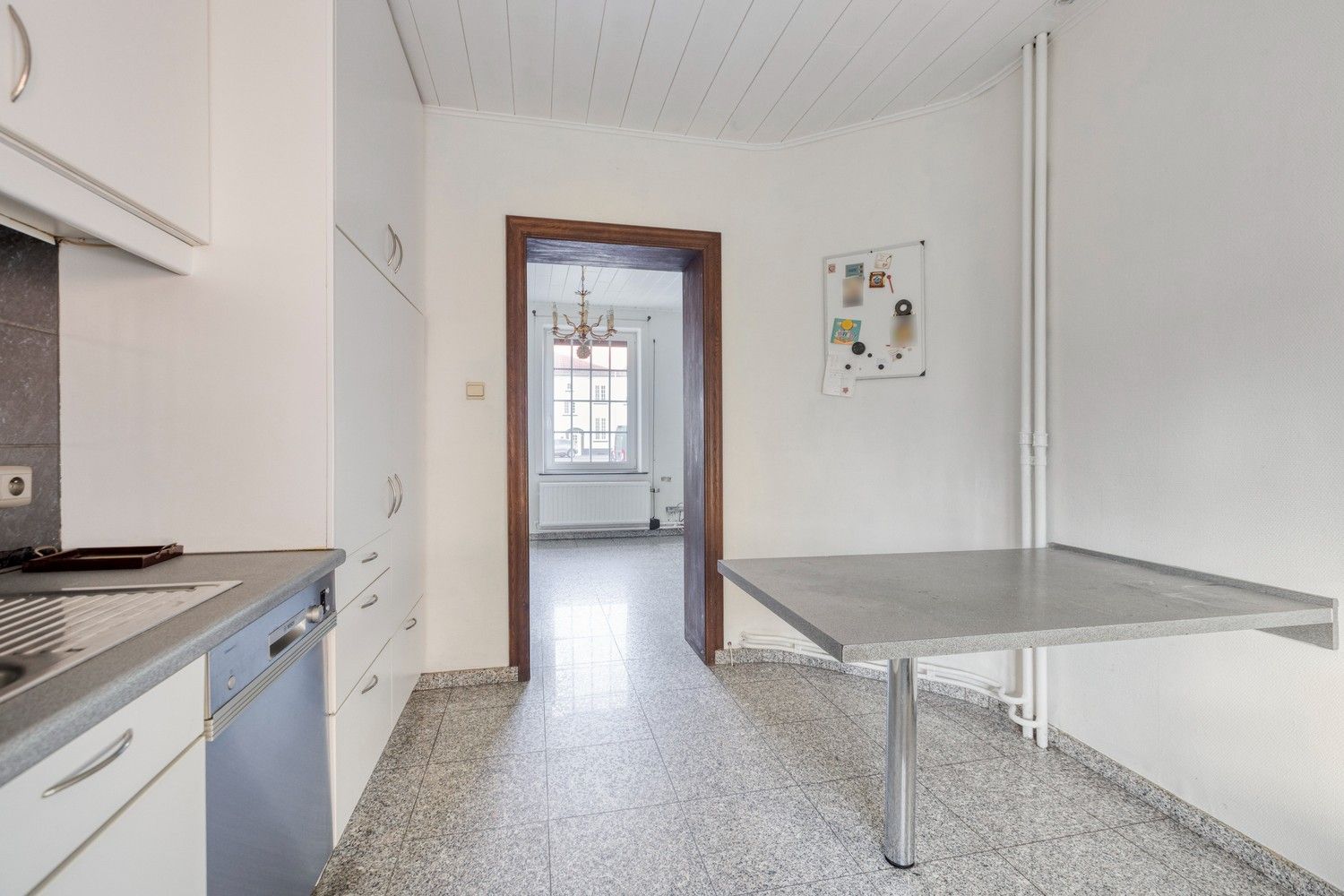 Te renoveren rijwoning met veel potentieel in hartje Genk foto 8