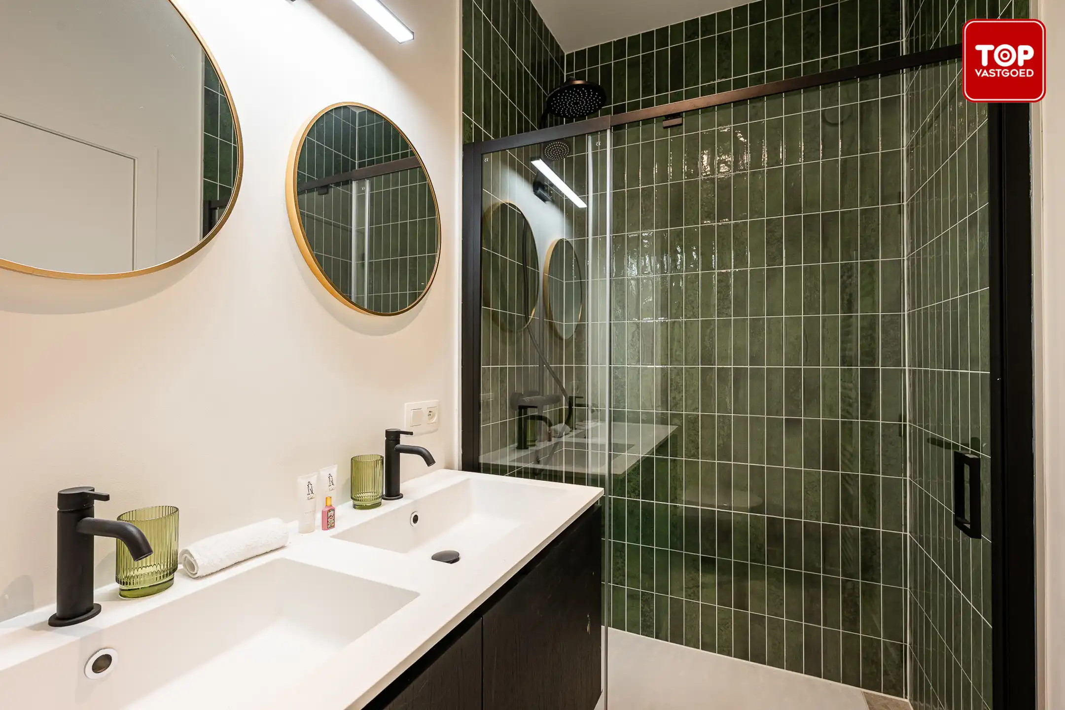 Totaal gerenoveerde woning met 3 slaapkamers, tuin en garage.  foto 19