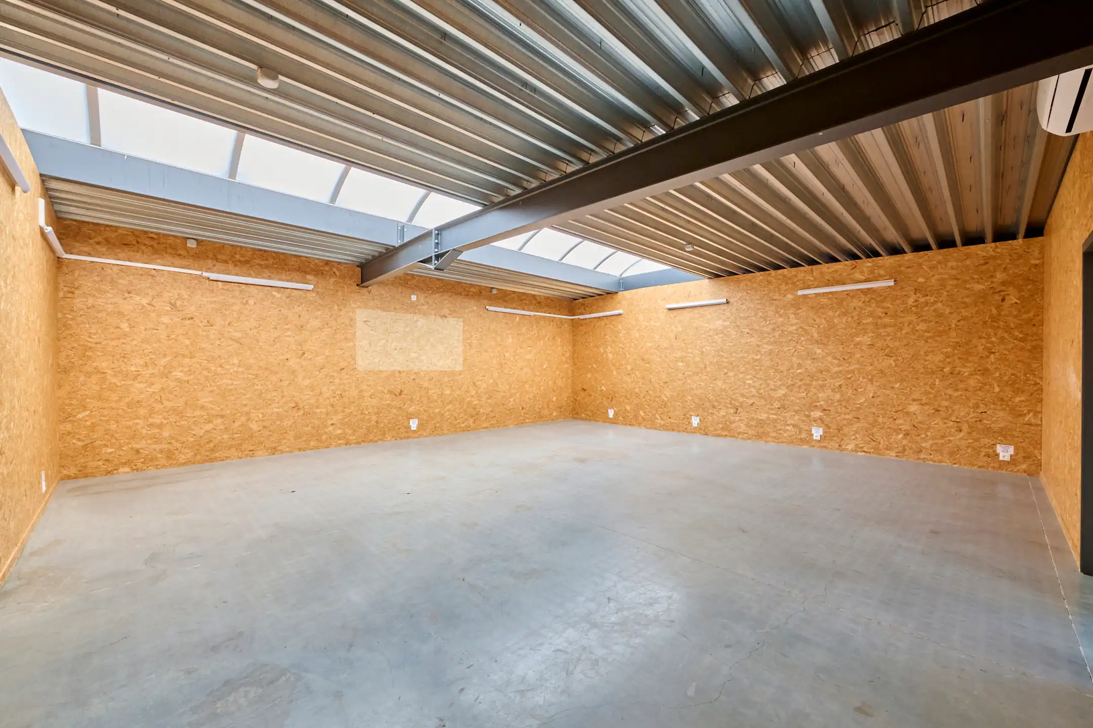 BEDRIJFSGEBOUW MET GROOT BUITENTERREIN IN GENK foto 24