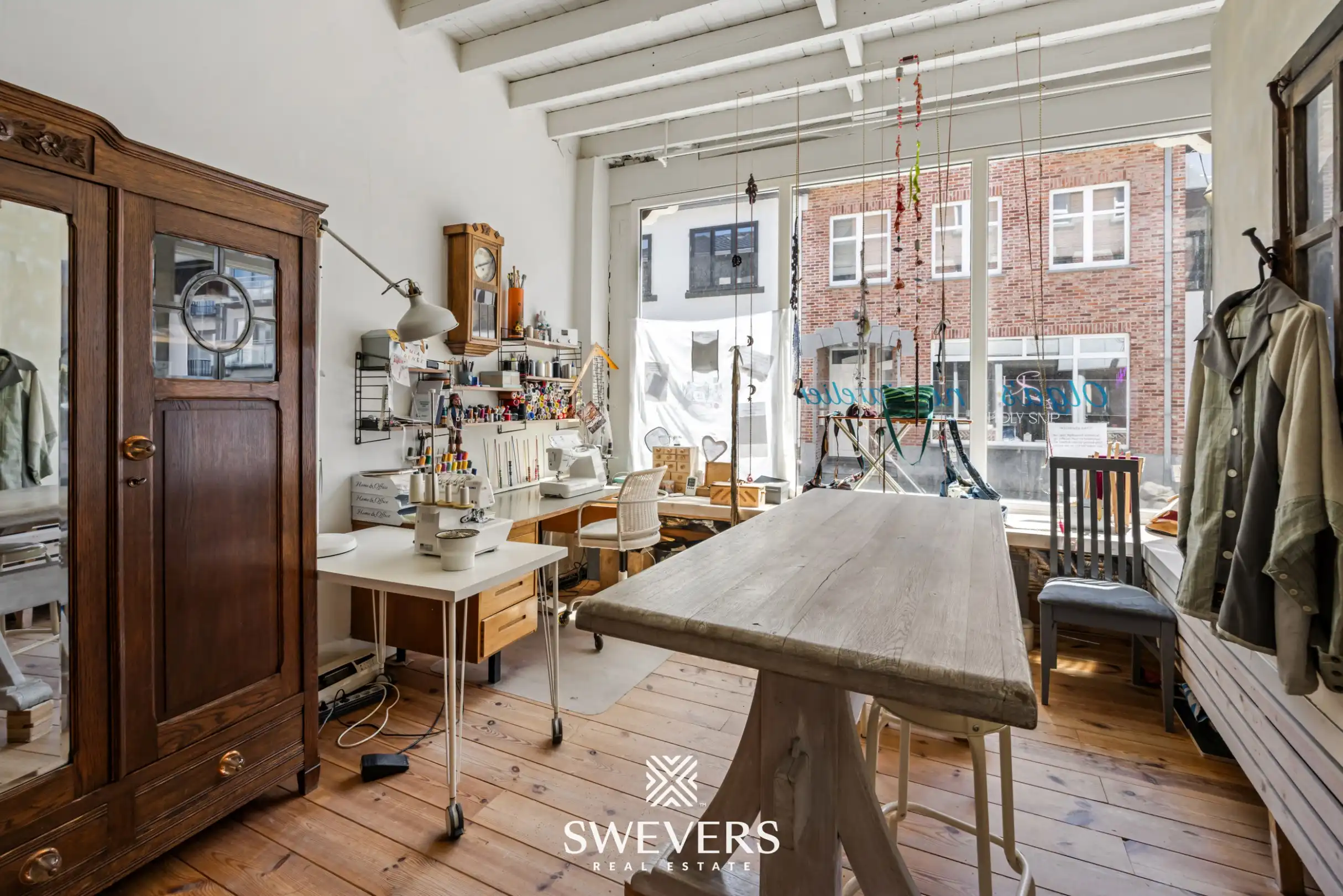 Ruim duplex appartement met groot terras en 2 vergunde handelspanden foto 3