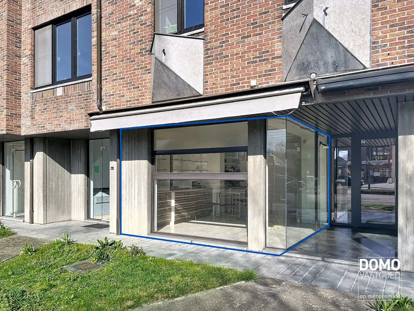 VOLLEDIG TE RENOVEREN HANDELSPAND MET WOONST IN KERMT foto {{pictureIndex}}