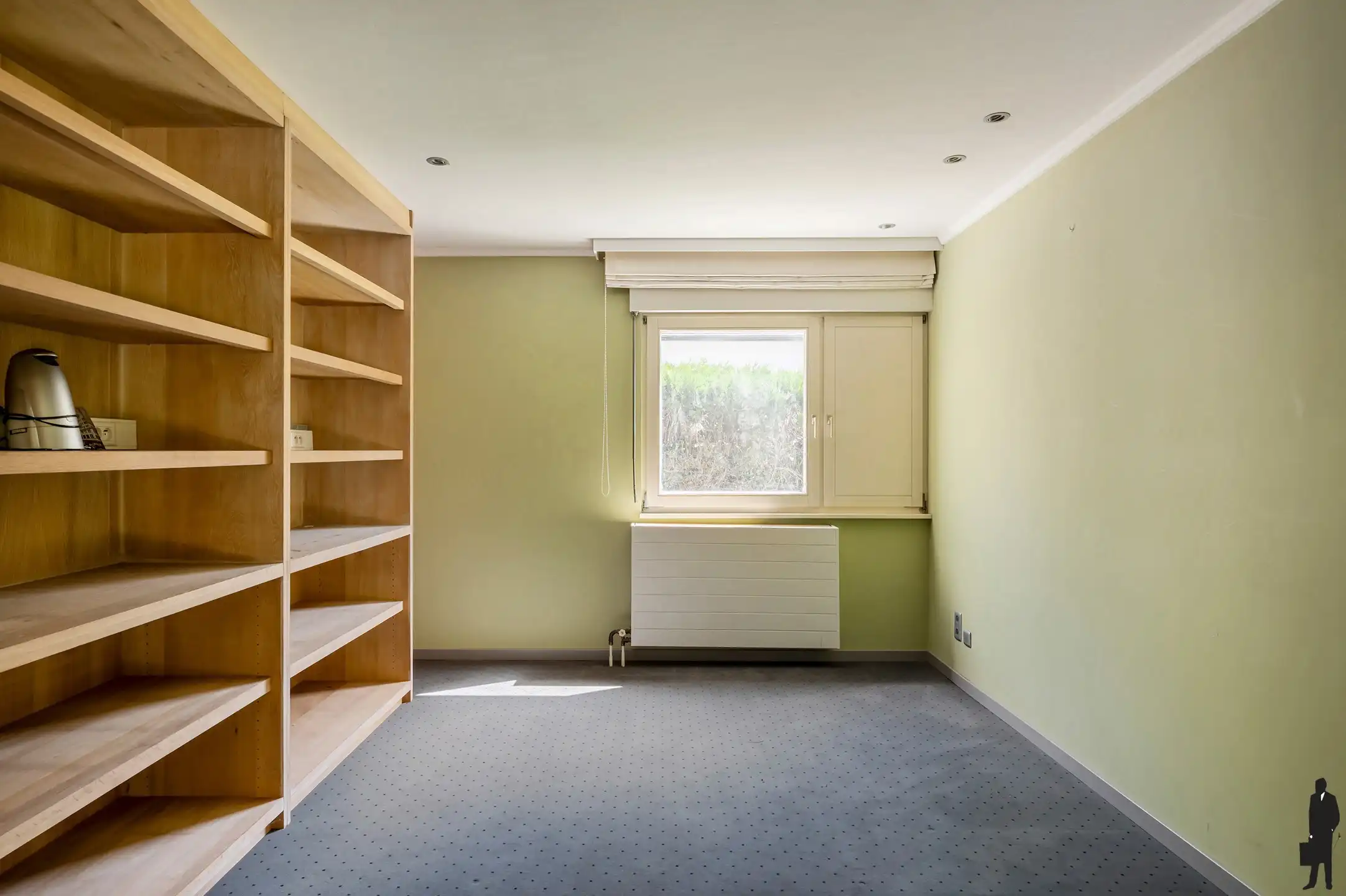 Een volledig te renoveren gelijkvloerse villa (heden kantoor) op ca. 2.438 m² foto 14