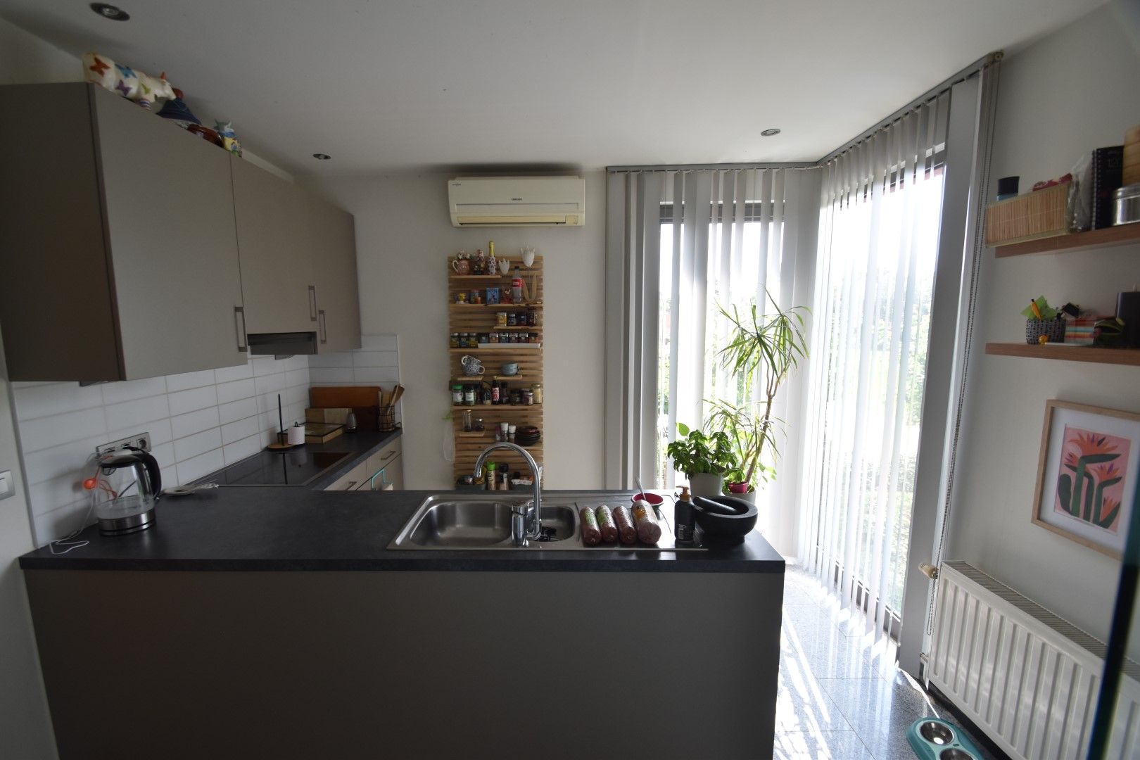 Moderne woning in rustige straat foto 4