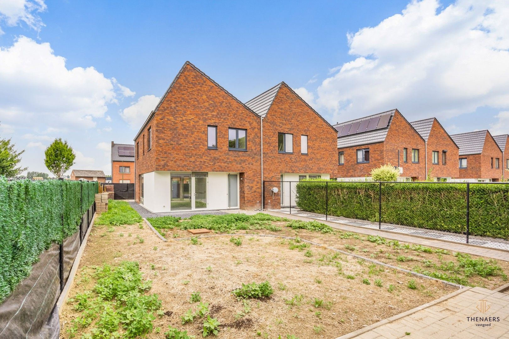 Moderne half‑open bebouwing met 3 slaapkamers op een rustige ligging. foto {{pictureIndex}}