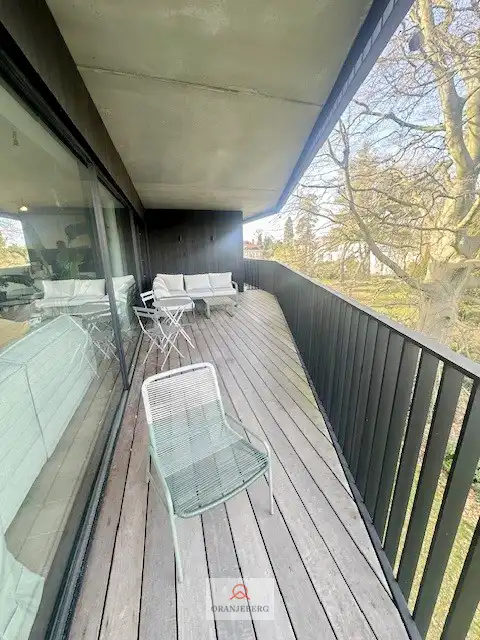 Modern appartement met staanplaats in groene parktuin foto 19