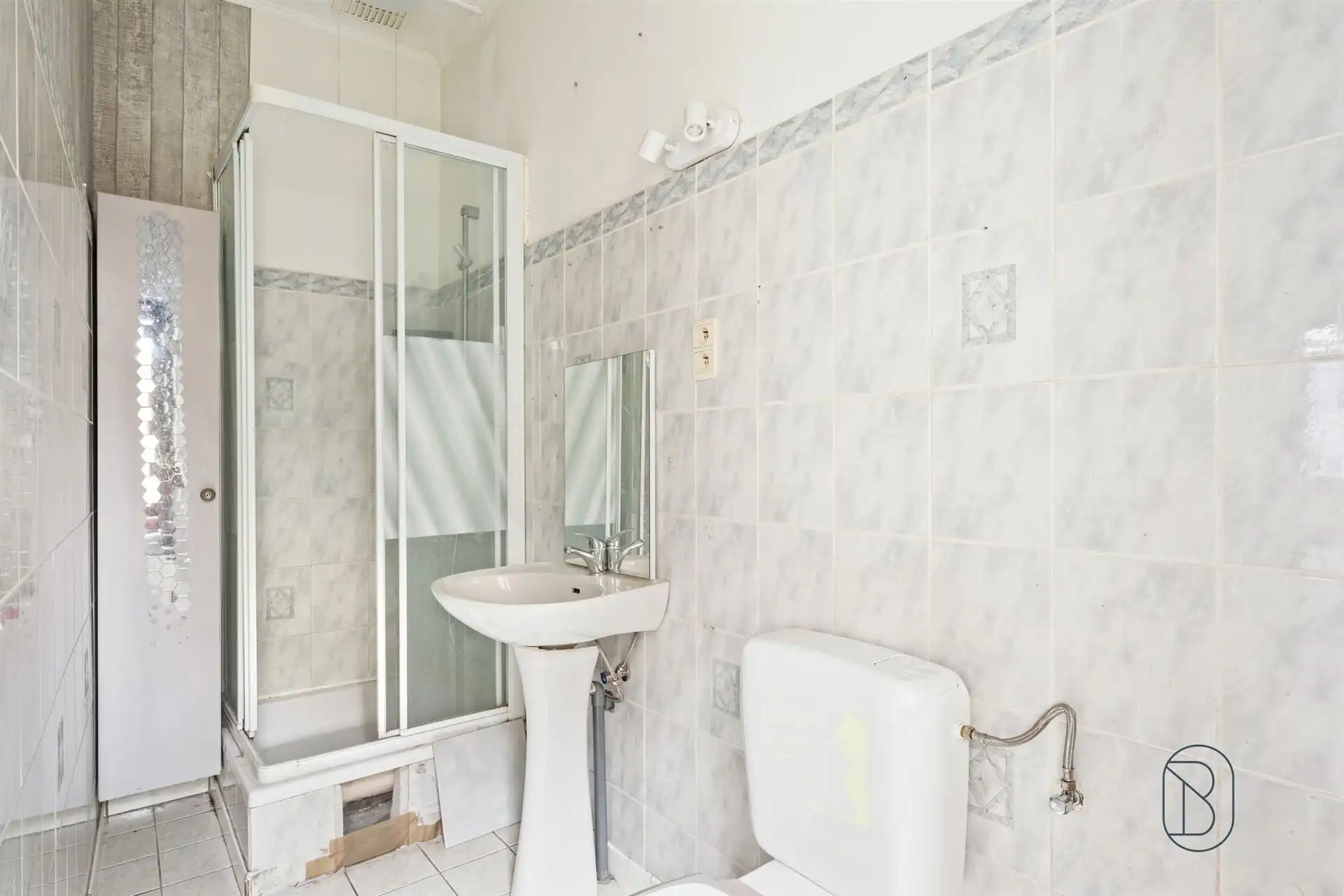 Opbrengsteigendom: handelsruimte en 2 appartementen foto 8