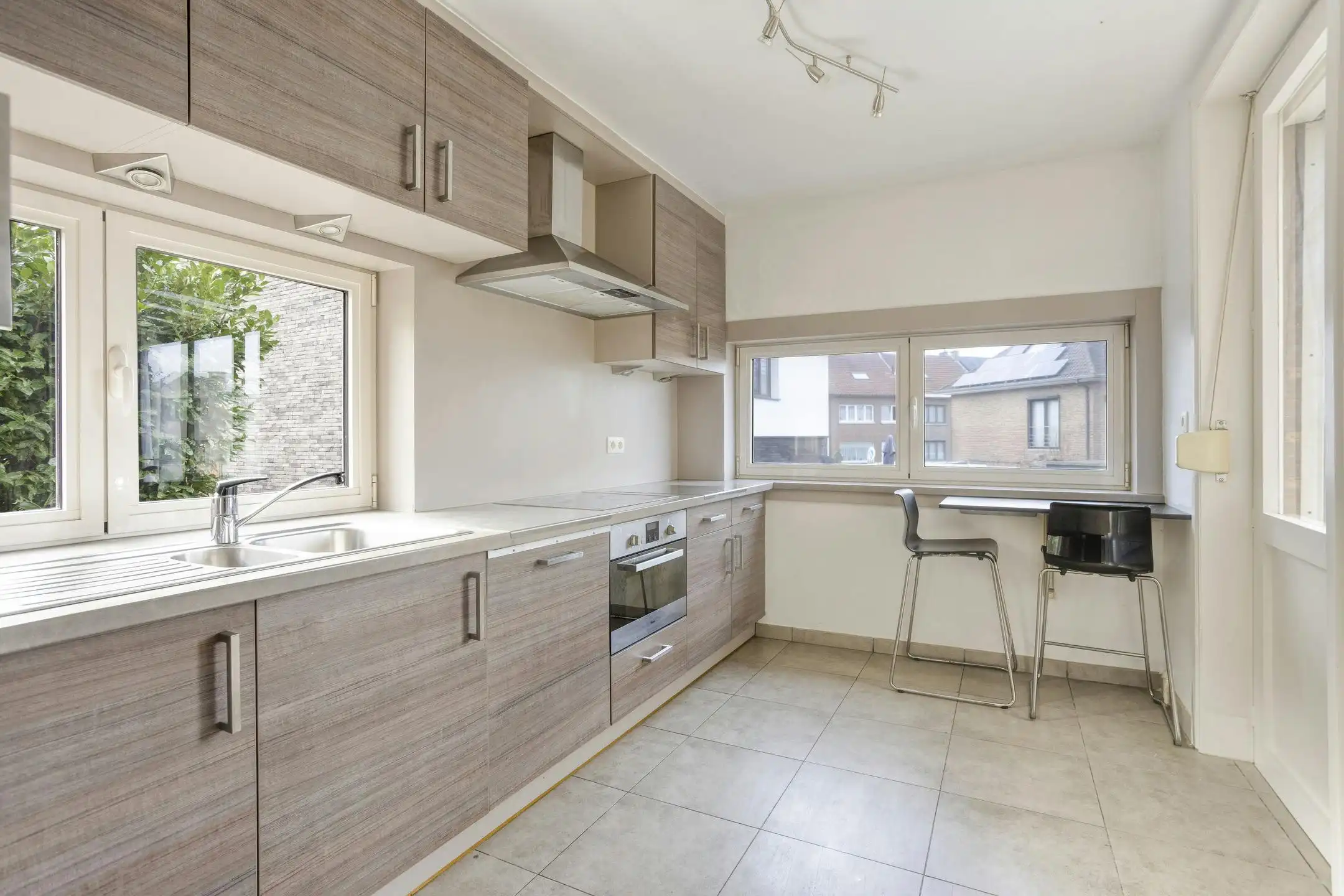 Driegevelwoning met extra studio/kantoor of praktijk, op een toplocatie in het centrum van Grimbergen! foto 5