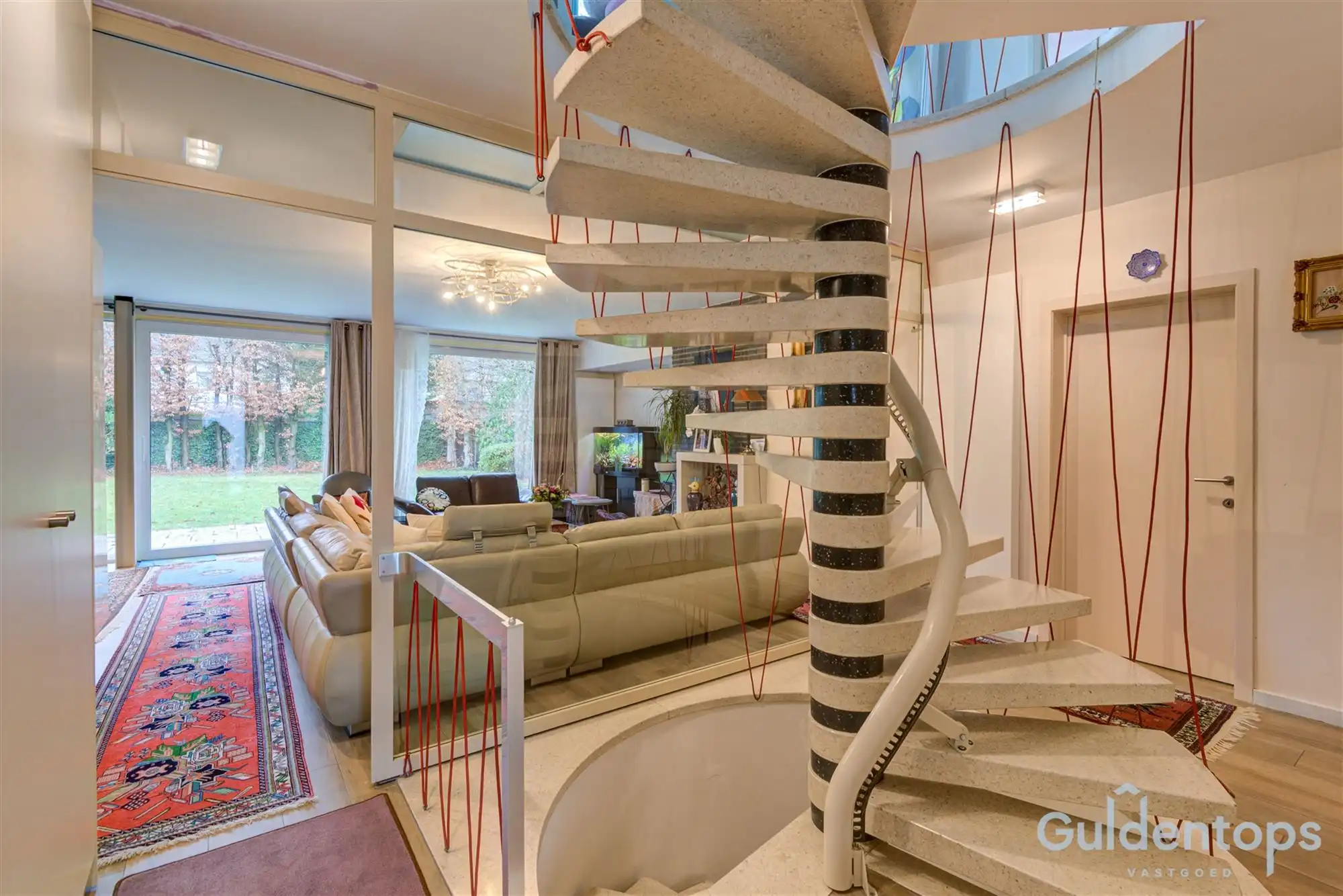 Knappe villa op exceptioneel perceel in gegeerde wijk foto 5