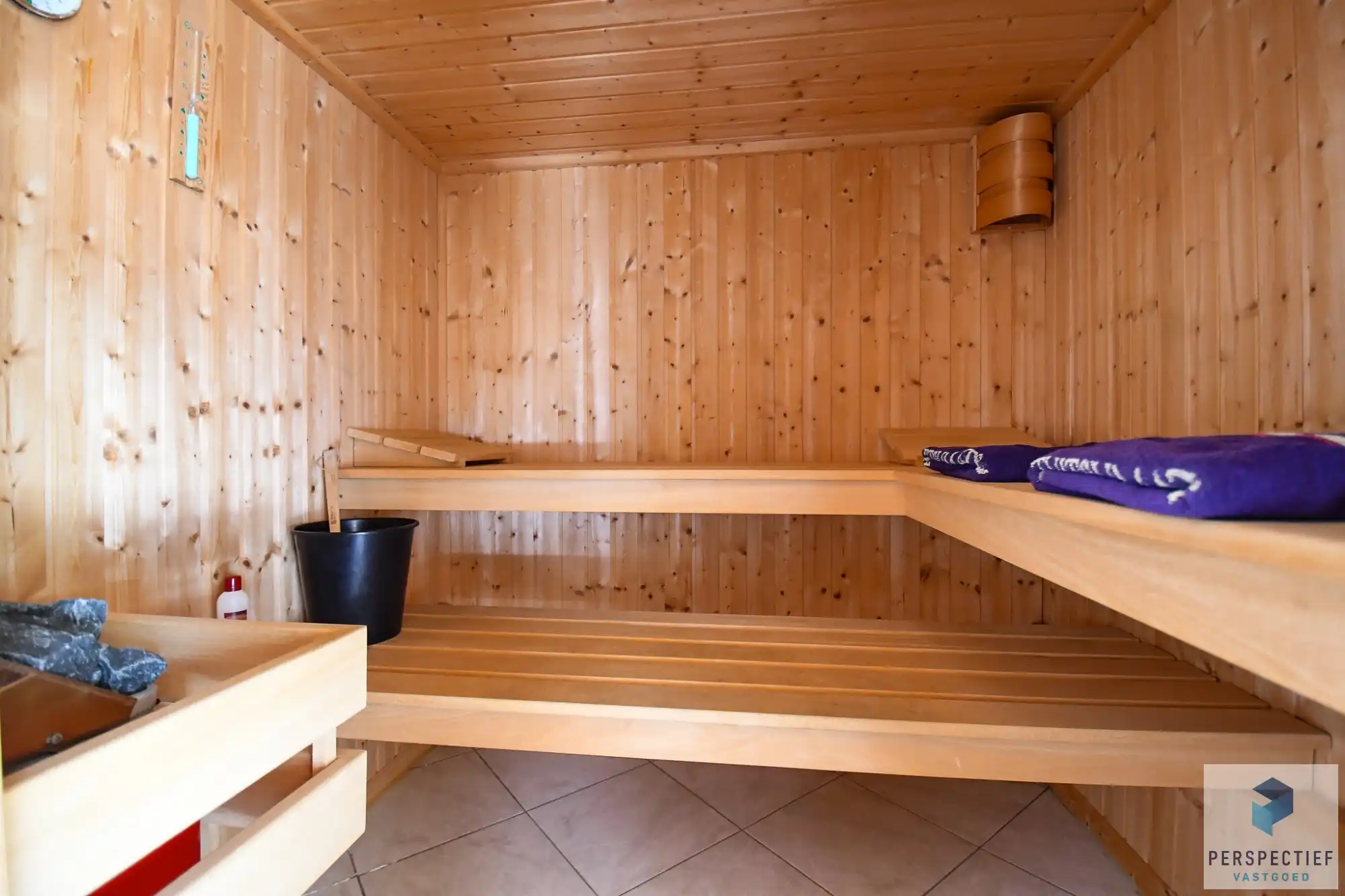 Unieke villa met dubbele garage en opslagplaats/ loods in rustige omgeving foto 12